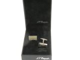 une paire de boutons de manchette dans un coffret noir sur fond blanc