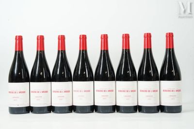 six bouteilles de vin rouge sont alignées