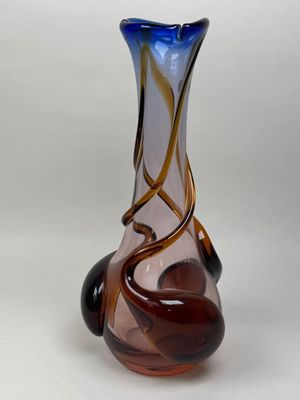 un vase en verre posé sur une table