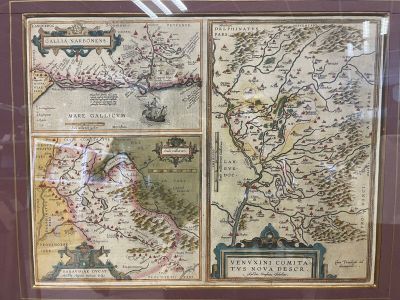une vieille carte de l'Angleterre et du Pays de Galles dans un cadre en bois