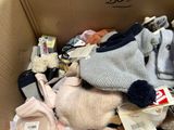 une boîte remplie de vêtements et d'autres objets qui s'y trouvent