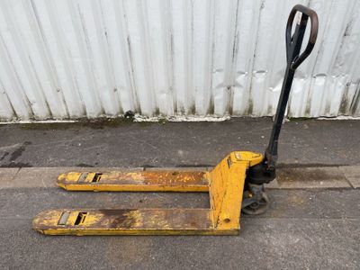 a forklift sitting on the ground next to a building