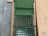 une cage posée par terre à côté d'une boîte