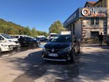 une voiture noire garée devant un bâtiment dans un parking