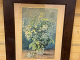 tableau représentant un vase de fleurs posé sur une table devant un mur en bois