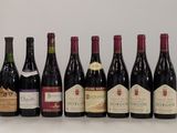 plusieurs bouteilles de vin sont alignées sur une table