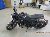 une moto qui est garée dans un garage