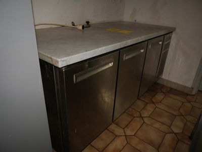une photo d'une cuisine avec un plan de travail et un lave-vaisselle
