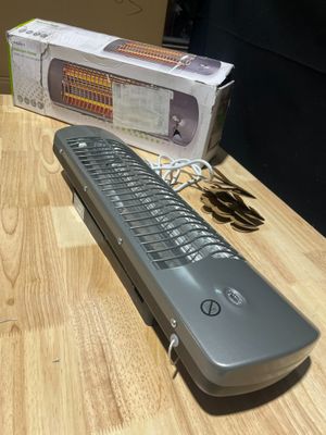 une télécommande posée sur une table à côté d'un boîtier