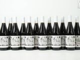 six bouteilles de vin alignées sur une table