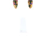 une paire de boucles d'oreilles multicolores exposées sur un fond blanc