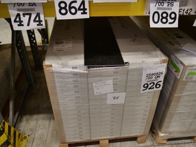 un grand nombre de cartons posés sur le sol