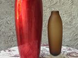 deux vases posés sur une table l'un à côté de l'autre