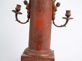 un candélabre à l'ancienne sur lequel sont posées deux bougies