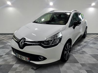 la voiture blanche est garée sur un sol en damier dans le garage
