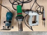 plusieurs outils posés sur une table