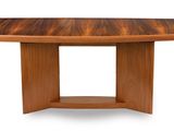 un gros plan d'une table en bois sur fond blanc