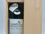 une bouteille de vin dans un coffret en bois sur une table
