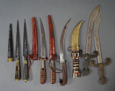 plusieurs types de couteaux sont alignés sur une table