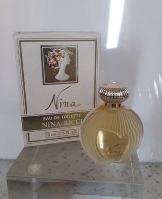 l'image d'un flacon de parfum posé sur une table