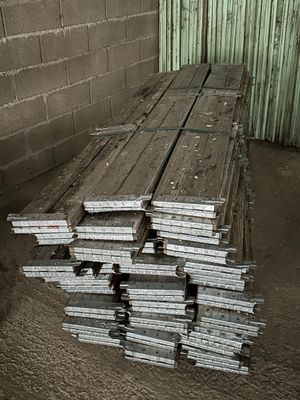plusieurs pièces de bois sont empilées dans une pièce