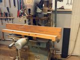 une machine qui se trouve dans une pièce avec de nombreux outils