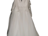robe de mariée suspendue à un cintre sur fond blanc