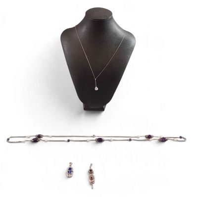 un collier, un bracelet et une bague sur un mannequin