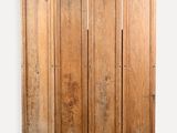 une paire de portes anciennes en bois sculpté ornées de motifs floraux