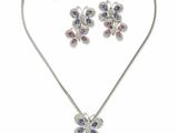 un ensemble composé d'un collier et de boucles d'oreilles ornés de pierres roses et bleues