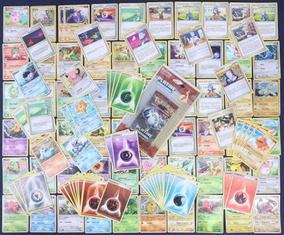 une grande collection de cartes Pokémon posée sur une table