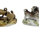deux figurines représentant des chiens qui jouent ensemble