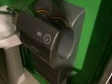 un mur végétal dans une salle de bains équipée de toilettes et d'un lavabo