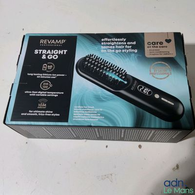 La boîte d'une brosse à cheveux est posée sur une table.
