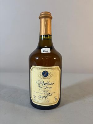 une bouteille de vin posée sur une table