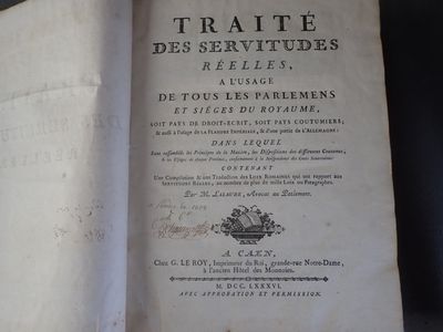 un vieux livre ouvert sur une table