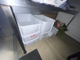 une pile de récipients en plastique posée sur une étagère dans une pièce