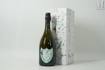 une bouteille de vin à côté d'une boîte sur une table