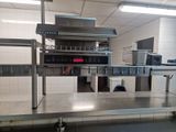 plan de travail en acier inoxydable dans une cuisine commerciale équipée d'appareils en acier inoxydable
