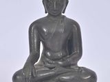 photo d'une statue de Bouddha assis sur fond blanc