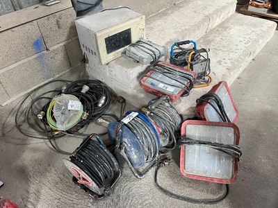 beaucoup de câbles et d'autres équipements électriques au sol