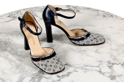 une paire de chaussures à talons hauts noires et blanches posées sur une table en marbre