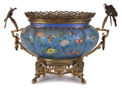 un vase bleu orné d'oiseaux, surmonté d'un oiseau