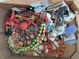 une boîte en carton remplie d'objets hétéroclites