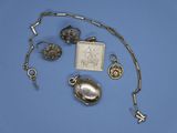 de nombreux objets en argent posés sur un fond bleu