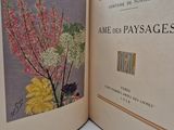 un livre ouvert sur lequel figure l'image d'un bouquet de fleurs