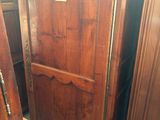 une armoire en bois surmontée d'une horloge