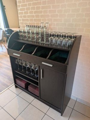 un bar sur lequel sont posés de nombreux verres