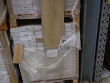 beaucoup de caisses en bois sur les étagères du magasin
