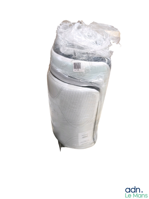 une pile de papier toilette emballée dans des sacs en plastique